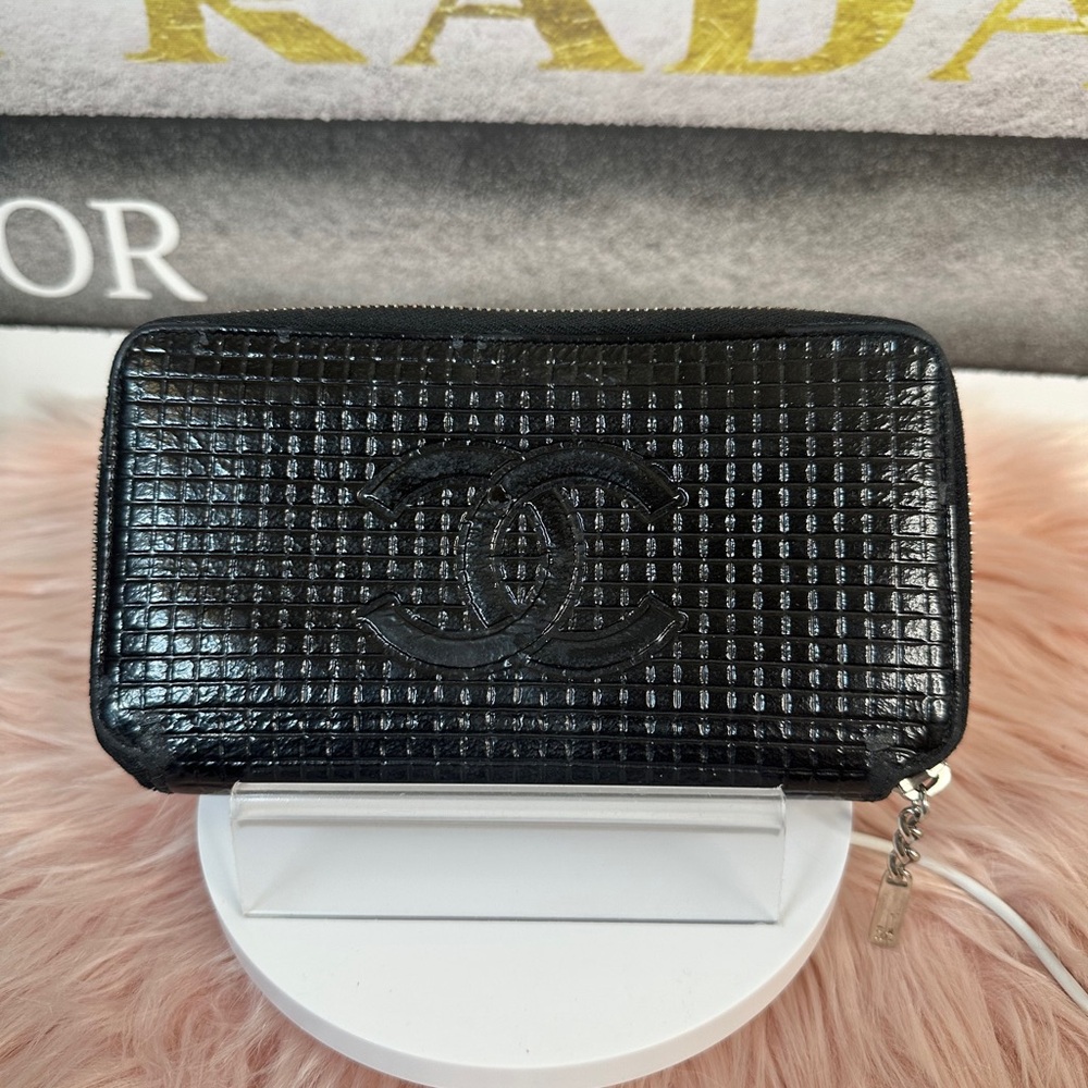 CHANEL Chanel micro chocolate bar here mark round long wallet patent leather ...